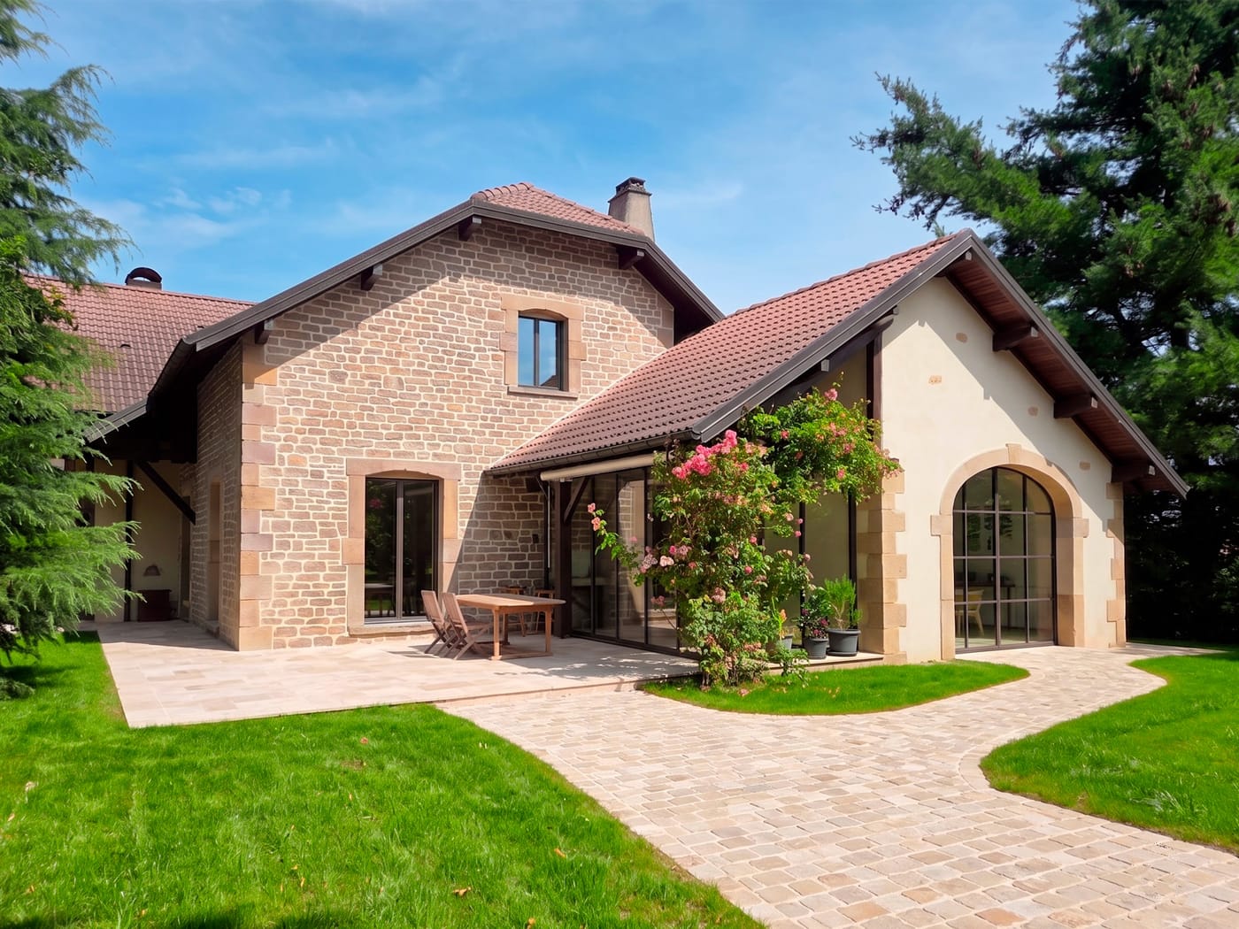 Maison contemporaine en imitation pierre jointée avec dépendance en enduit à la chaux