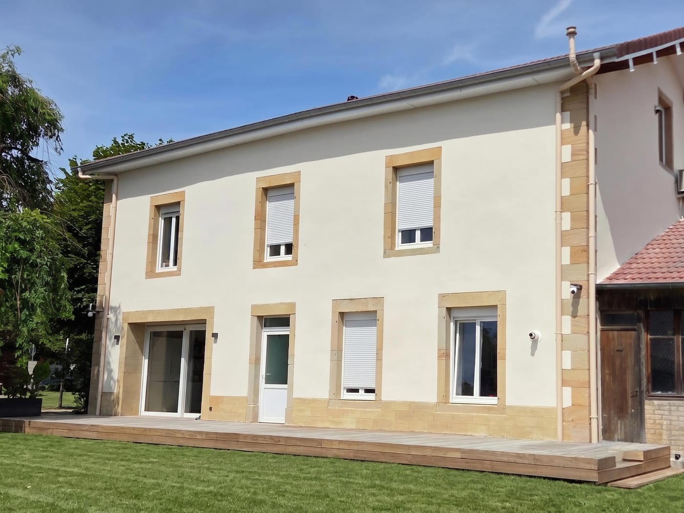 Pierres d’origine nettoyées en encadrement et enduit traditionnel à la chaux gratté