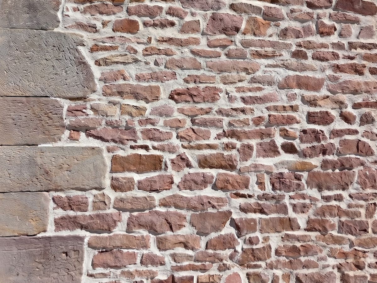 Mur en grès des Vosges rejointoyé à la chaux, joints en retrait