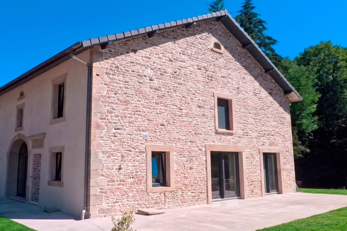 Façade de ferme en pierre après nettoyage doux et rejointoiement à la chaux