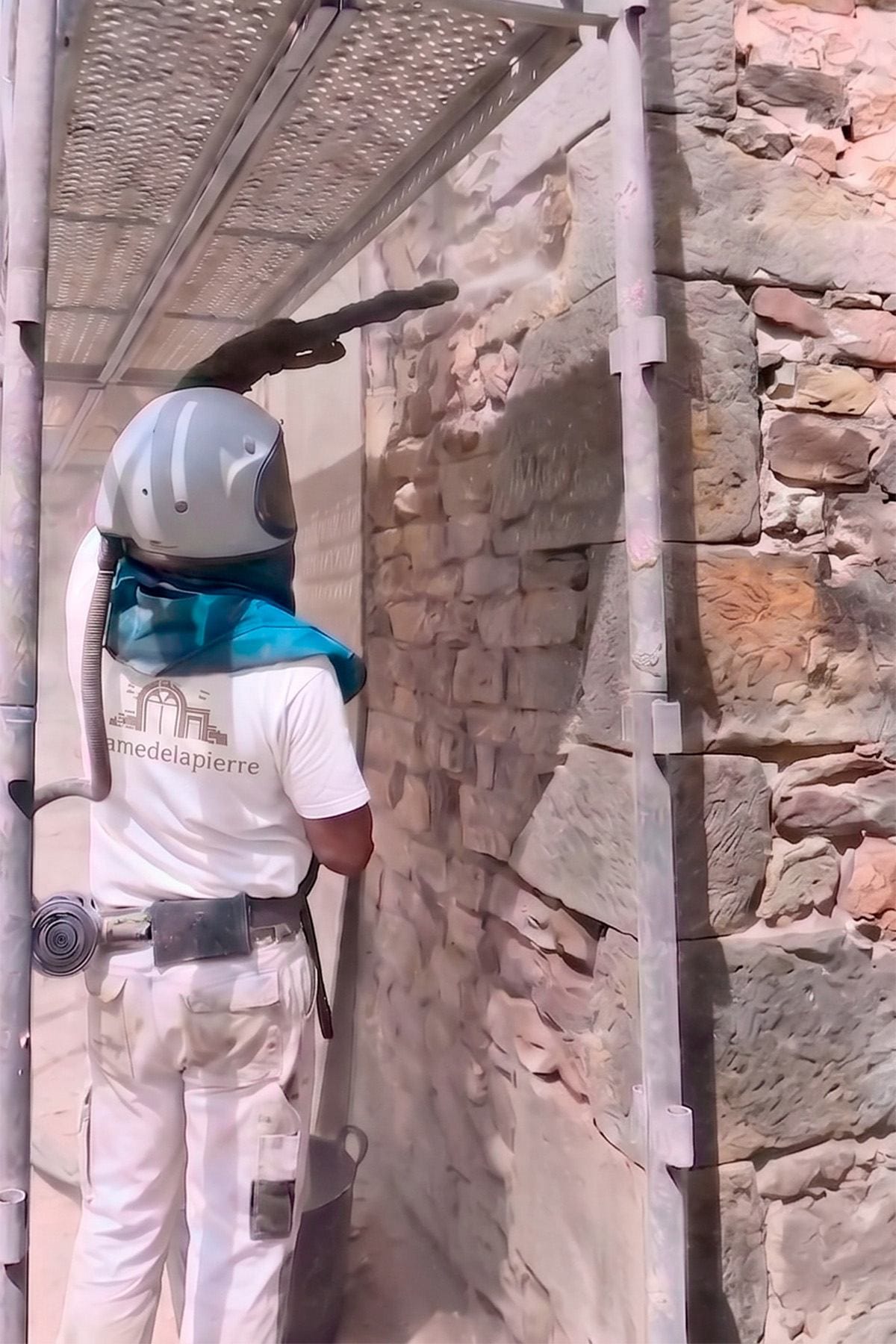 Nettoyage d’un mur de pierre par aérogommage