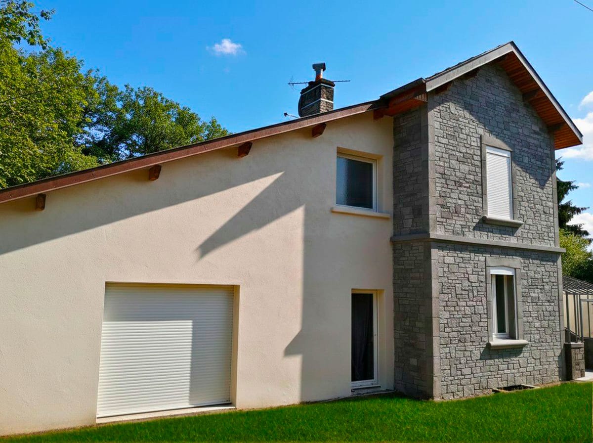 Maison après ravalement en enduit à la chaux traditionnelle, pignon en imitation pierre