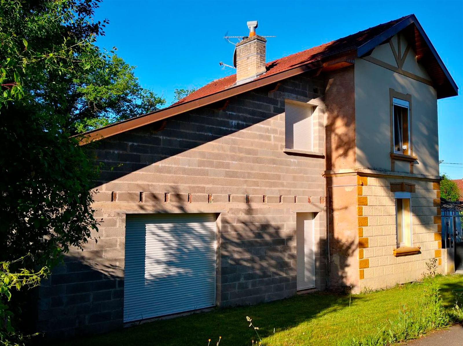 Maison en parpaings bruts avant application de l’enduit à la chaux