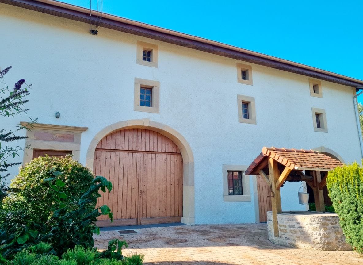 Façade rénovée avec un enduit traditionnel à la chaux par Commedelapierre