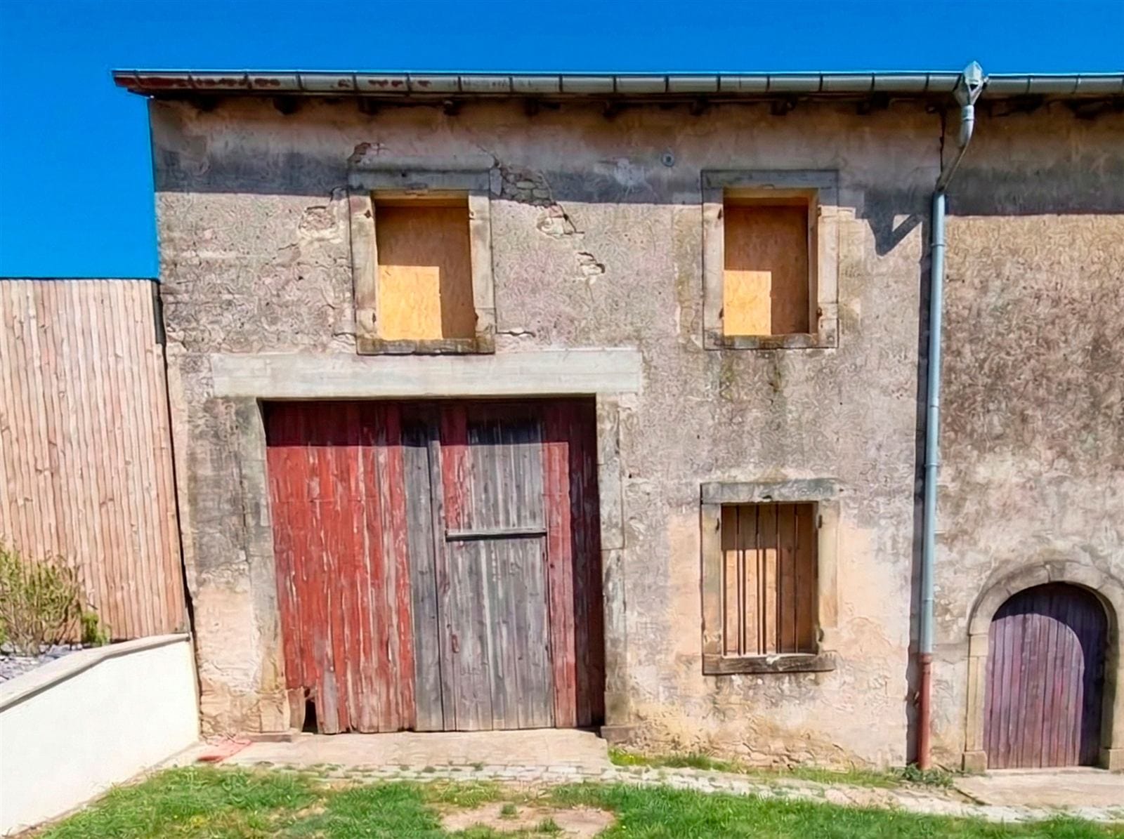 Maison avant imitation pierre de taille sur les encadrements
