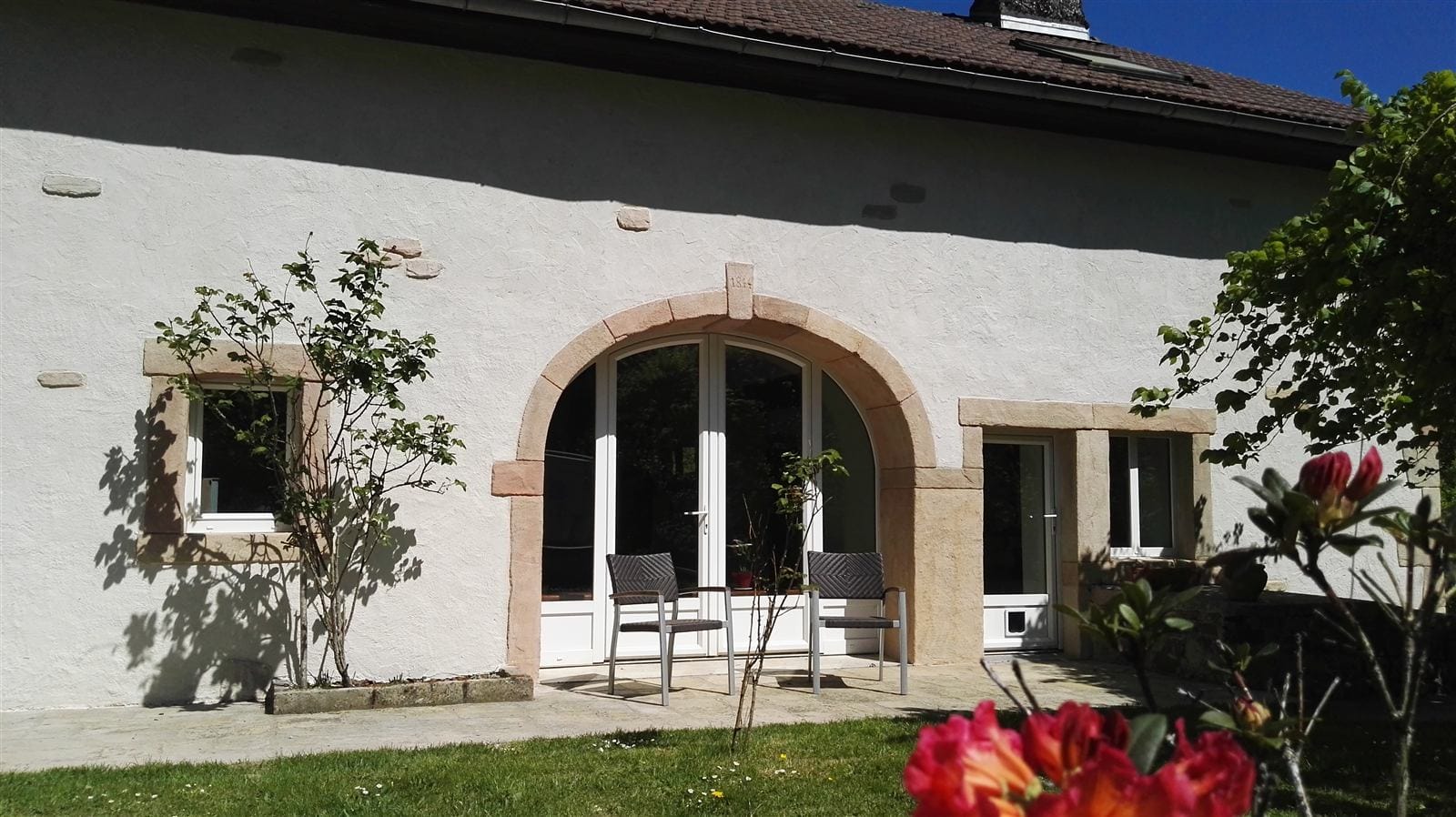 Maison rénovée avec enduit à la chaux et encadrements pierre
