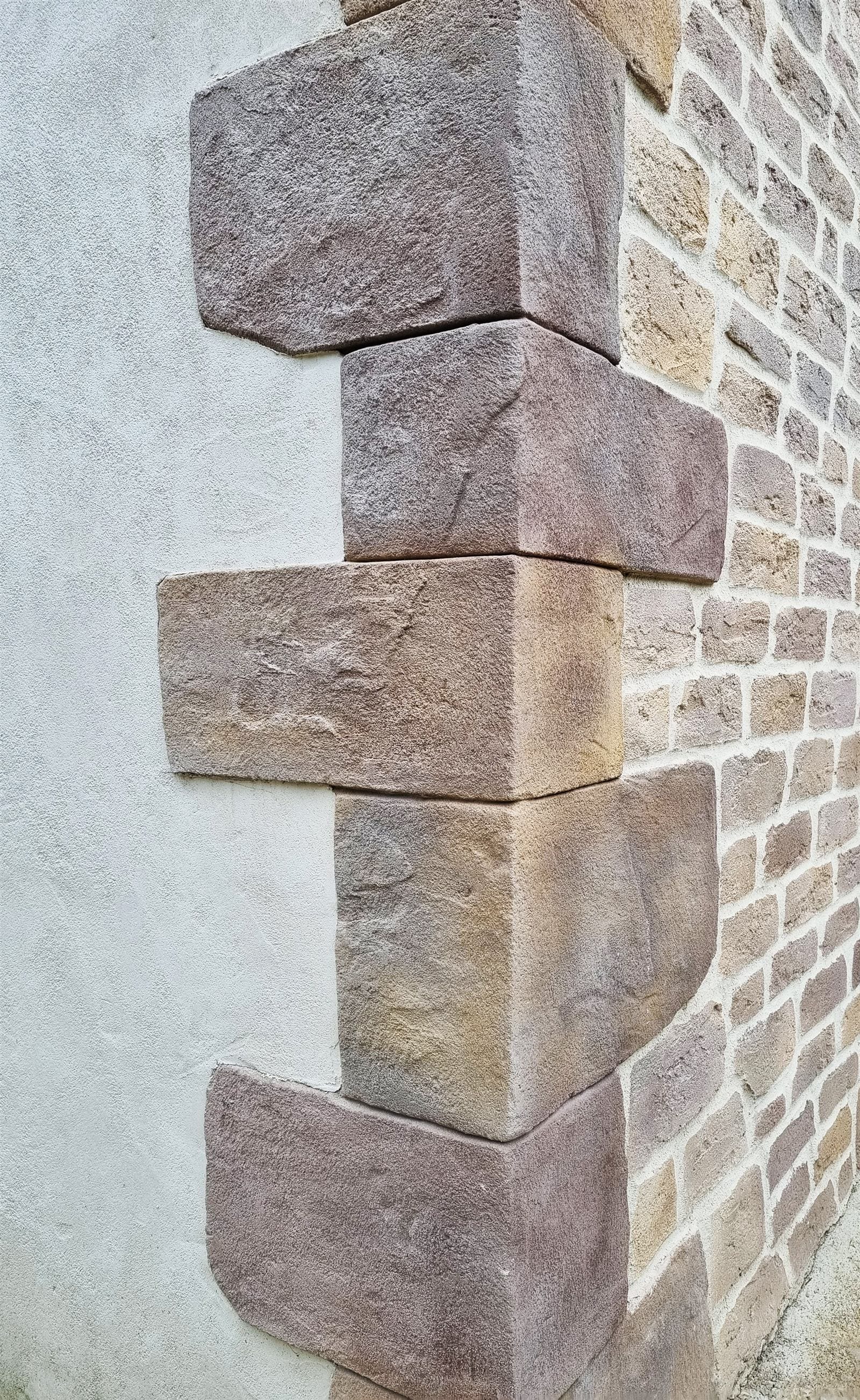Vue rapprochée d’un angle imitation grès des Vosges