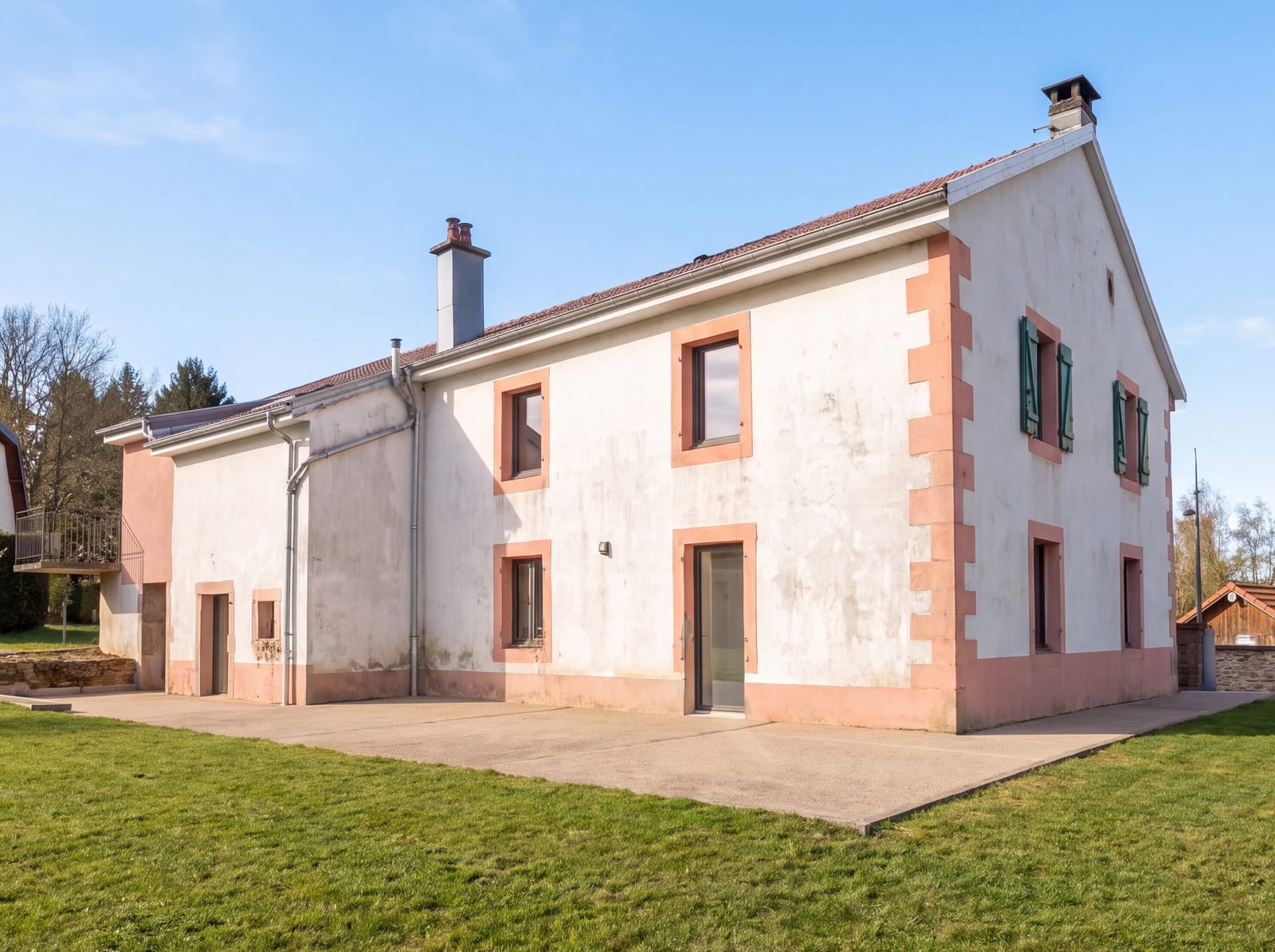 Façade d’une maison avant travaux d’imitation pierre