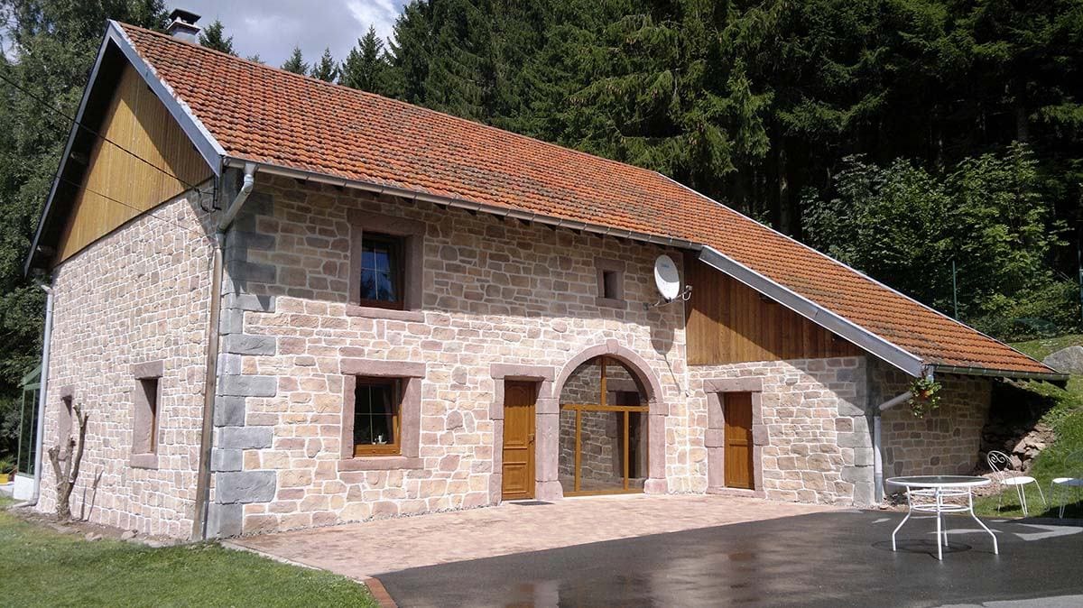 Maison avec porte voûtée imitation grès rose des Vosges et pierres d’angle imitation granit
