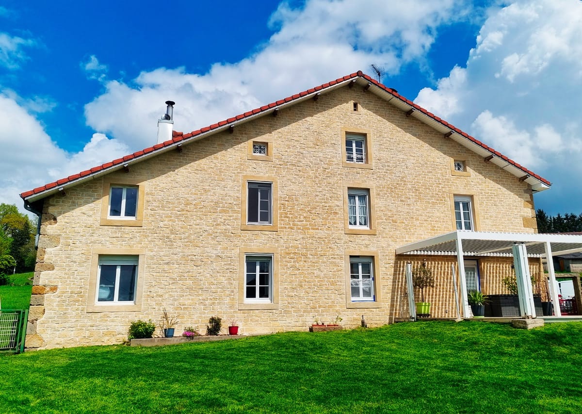 Grande maison en imitation pierre jointée
