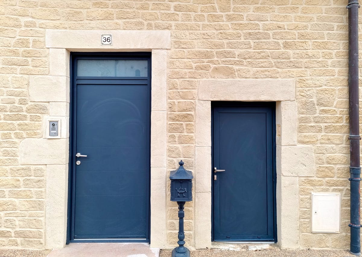 Porte d’entrée avec encadrement en pierre de taille