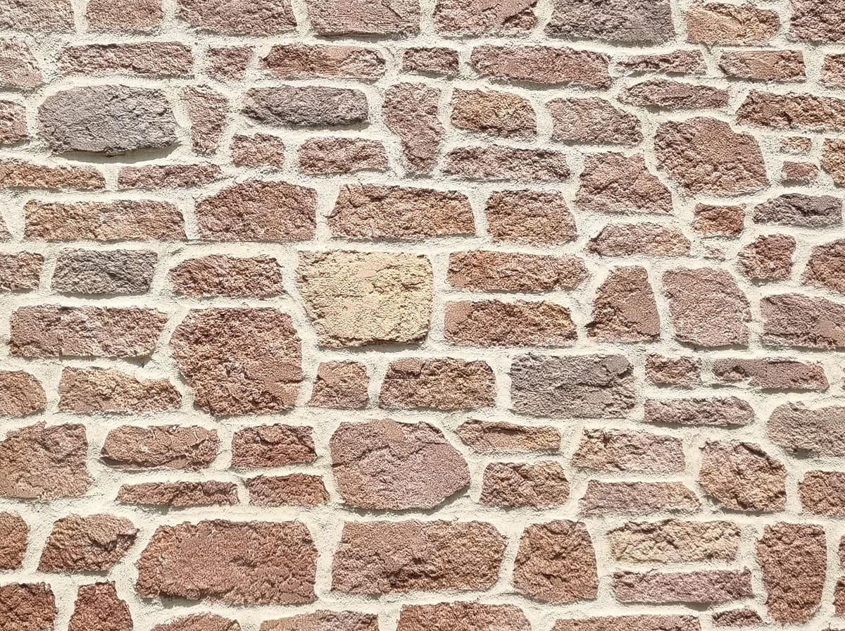 Échantillon de moellon brut en grès des Vosges, brun rosé