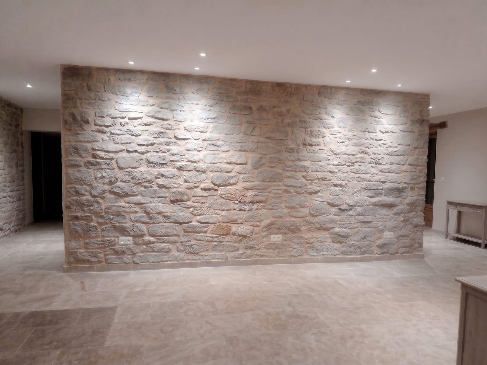 Mur intérieur en imitation pierre jointée grise sculptée à la main sur placoplatre