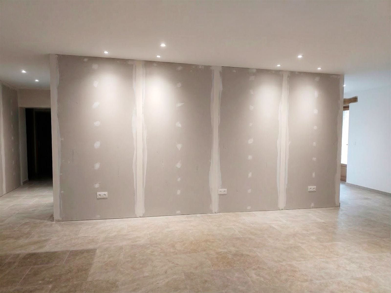 Mur intérieur en placoplatre avant décor en imitation pierre jointée grise