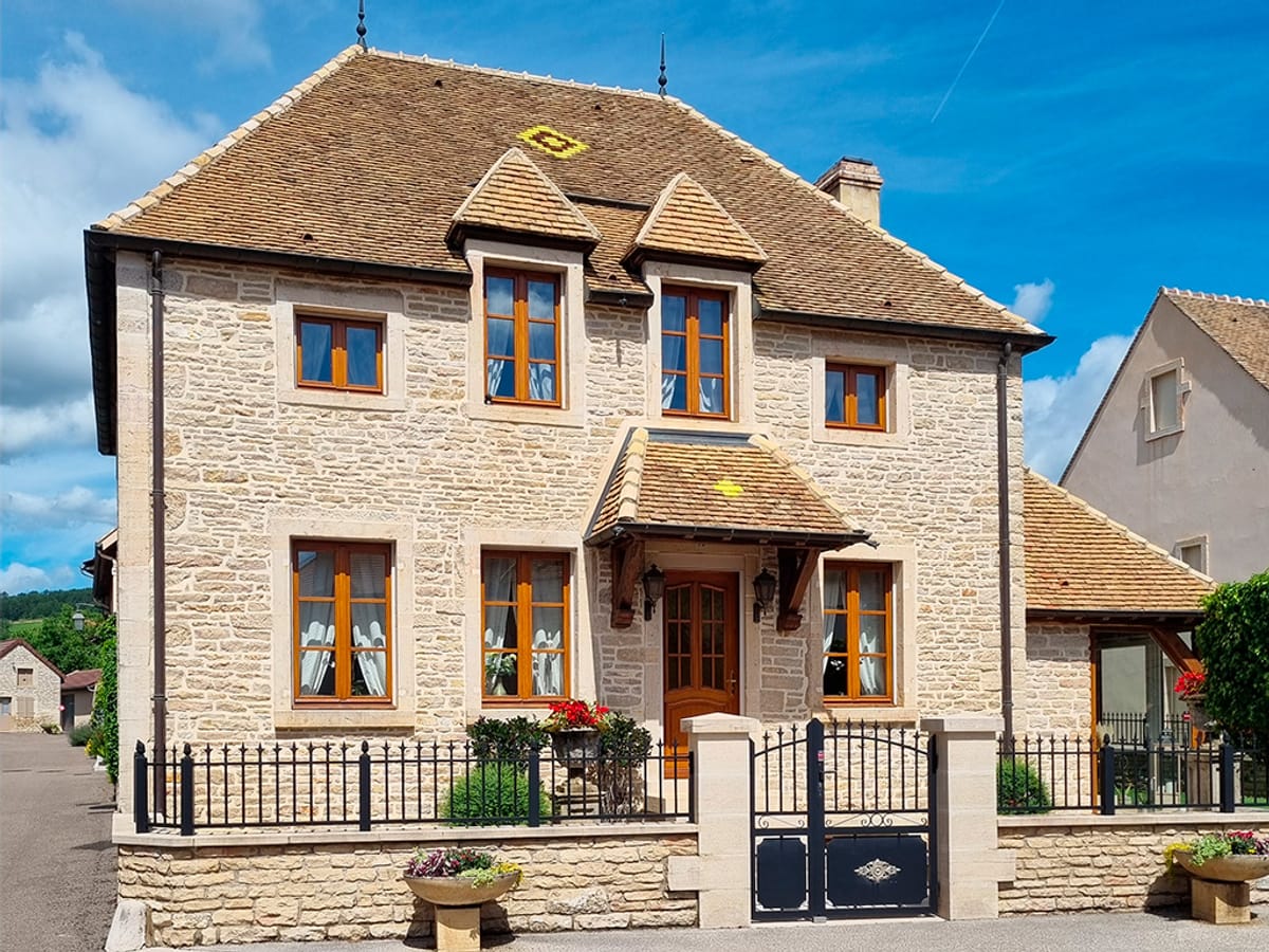 Maison de maître en pierre de Bourgogne rejointée à la chaux