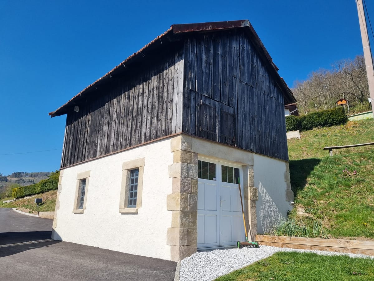 Dépendance en enduit à la chaux clair avec chaînes d’angle en pierre de taille