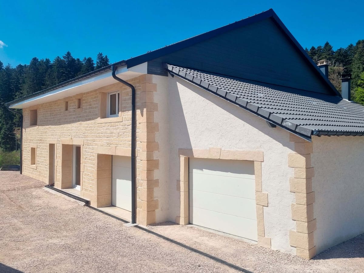 Bâtiment après enduit à la chaux et encadrements en imitation pierre