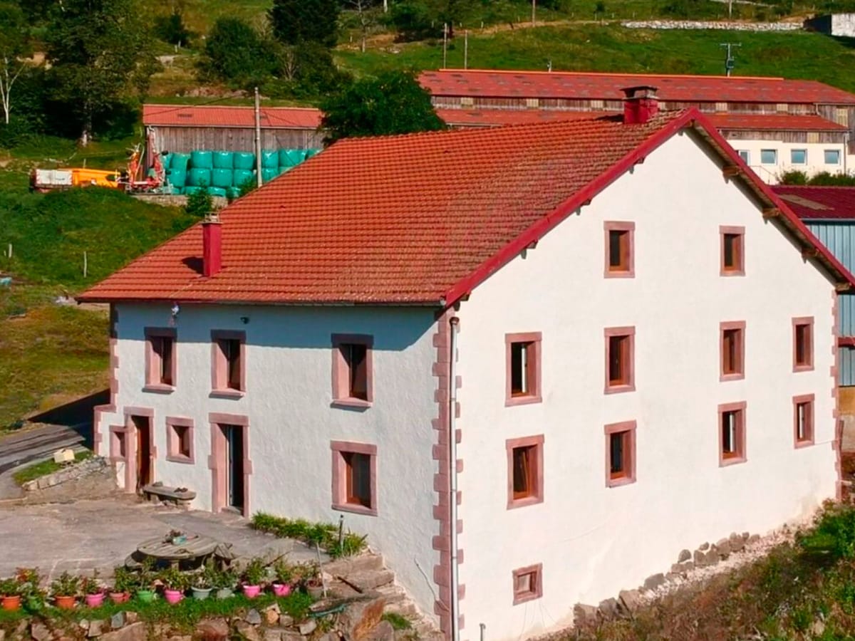 Ferme restaurée avec enduit traditionnel à la chaux teinté rosé