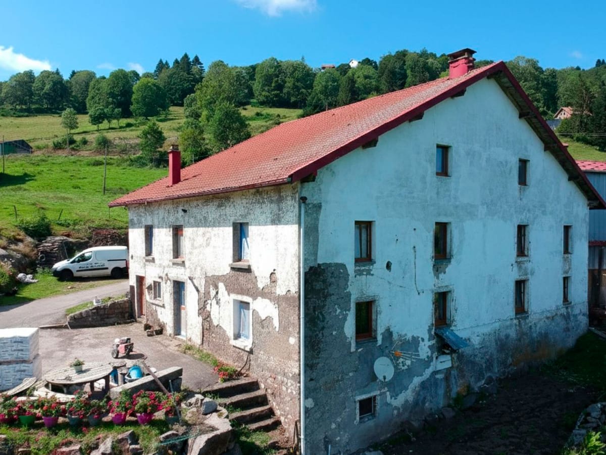 Ferme ancienne aux enduits ruinés avant restauration