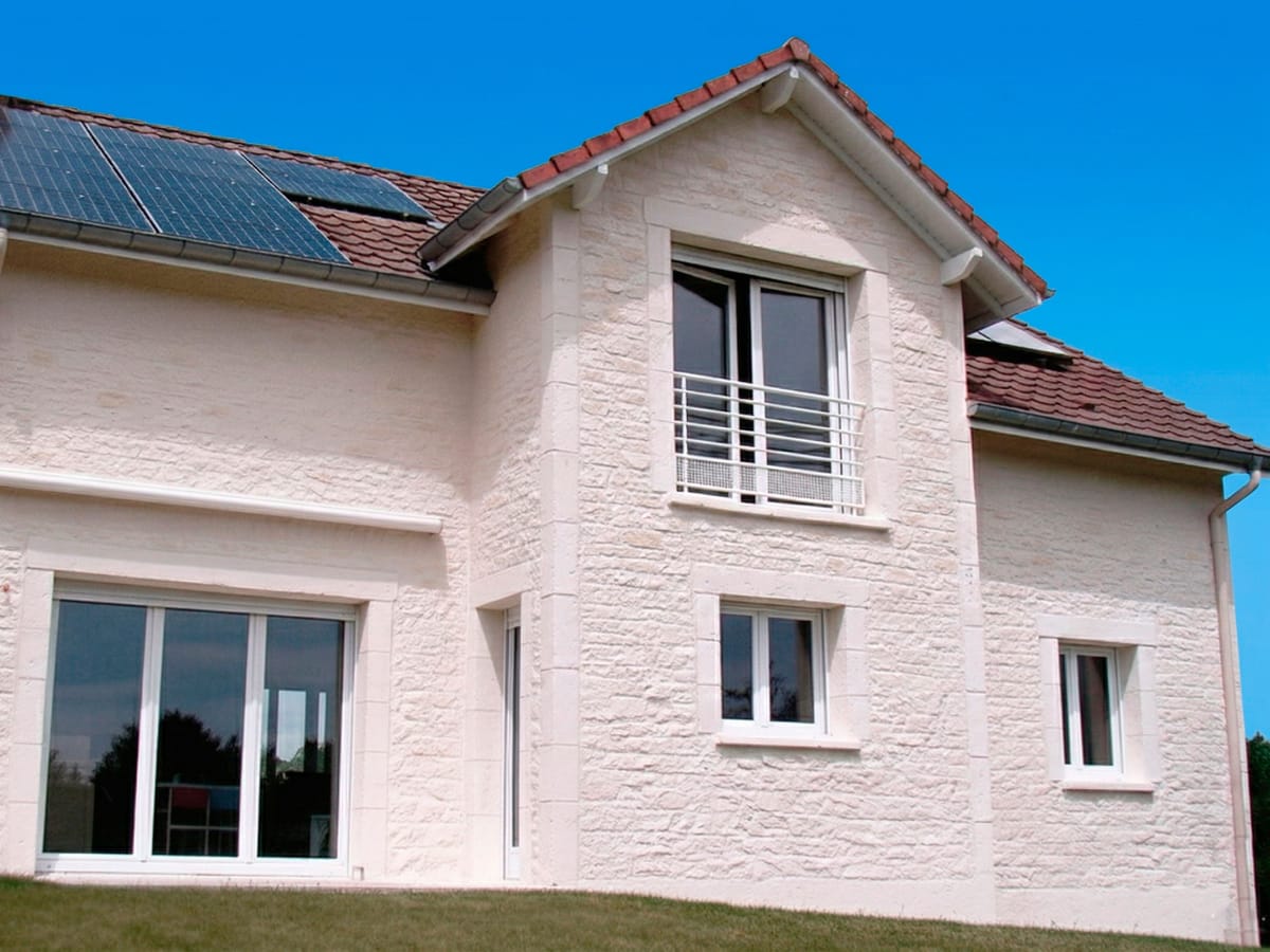 Maison après ravalement en enduit à la chaux et imitation pierre