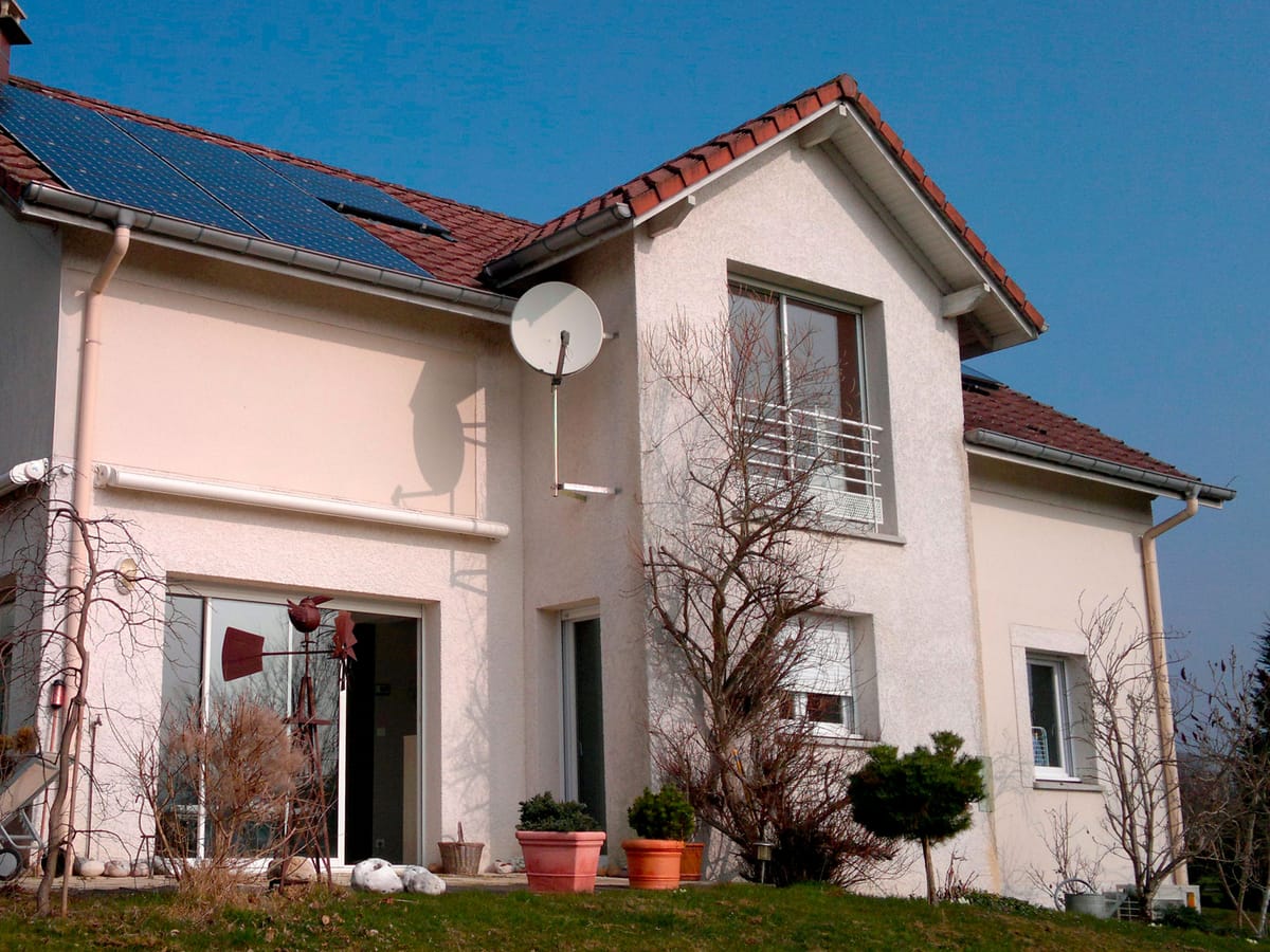 Maison au crépi rose avant ravalement
