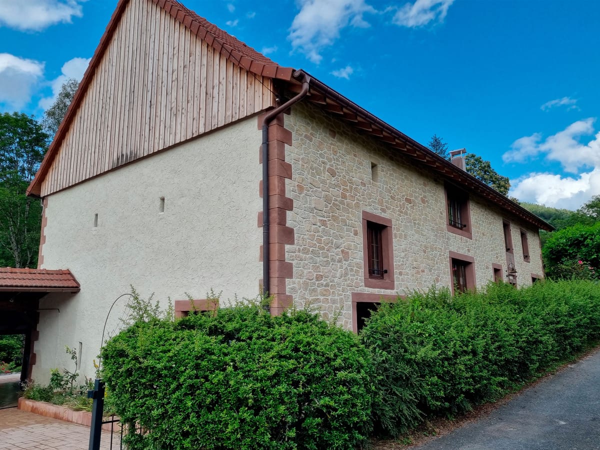 Ferme après ravalement complet en enduit traditionnel à la chaux