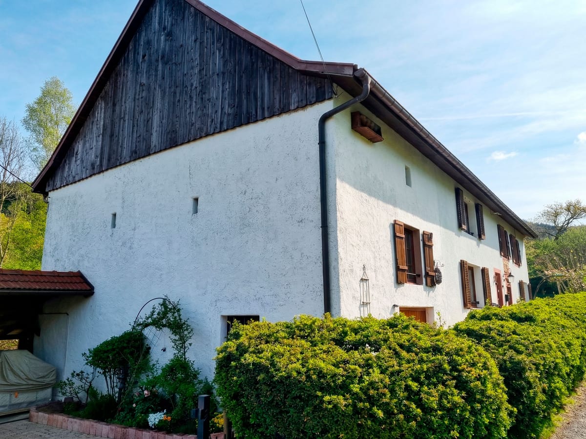 Ferme au pignon bardé de bois avant ravalement