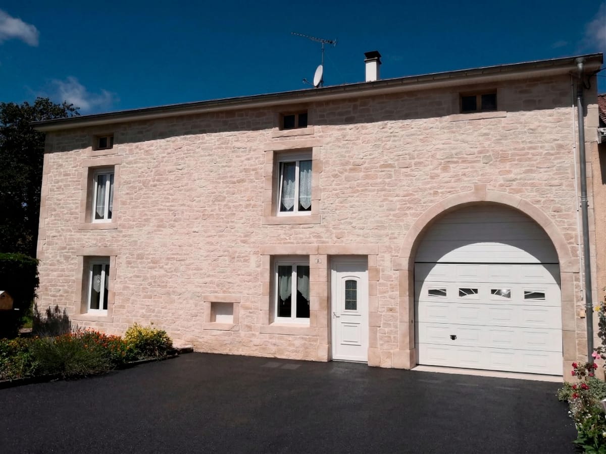 Façade de ferme en imitation pierre jointée aux tons rosés