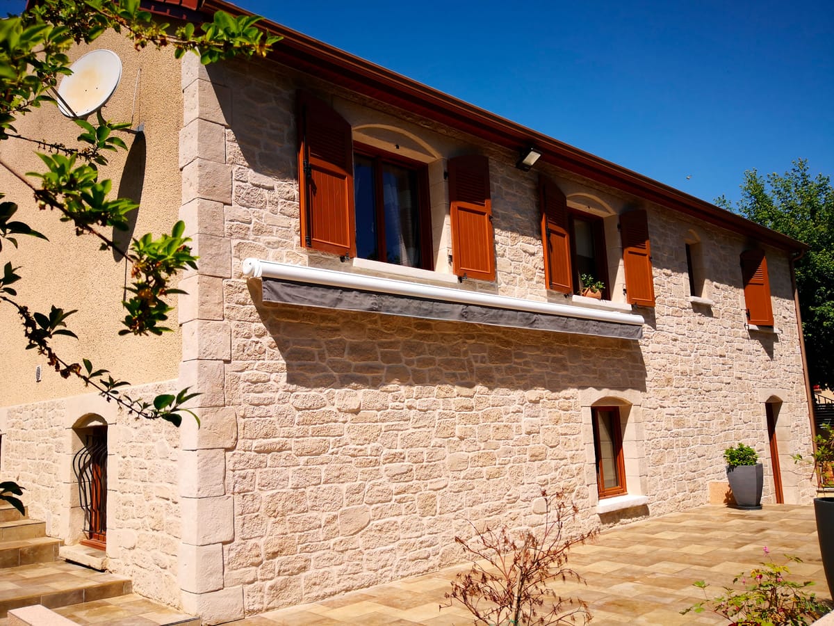 Maison de village en imitation pierre apparente après travaux