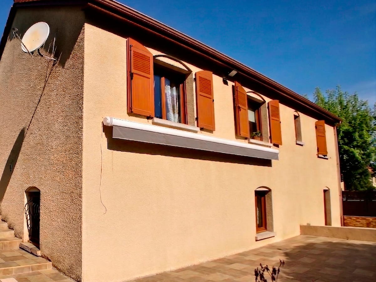 Maison de village à l’enduit jaune avant travaux