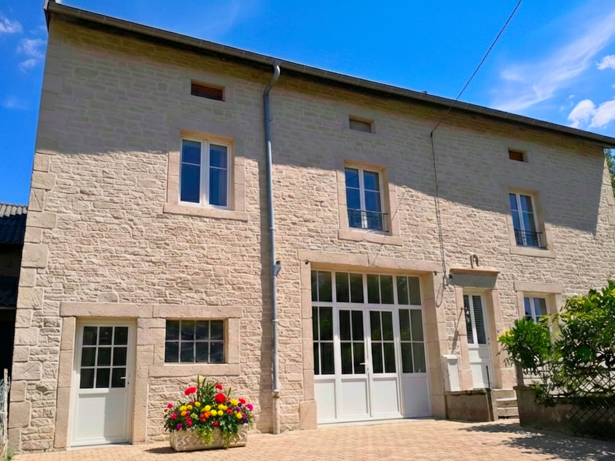Façade de ferme en imitation pierre de taille après ravalement