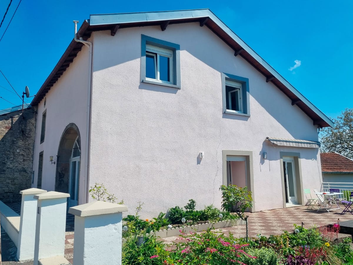 Maison à l’enduit blanc sans relief avant travaux