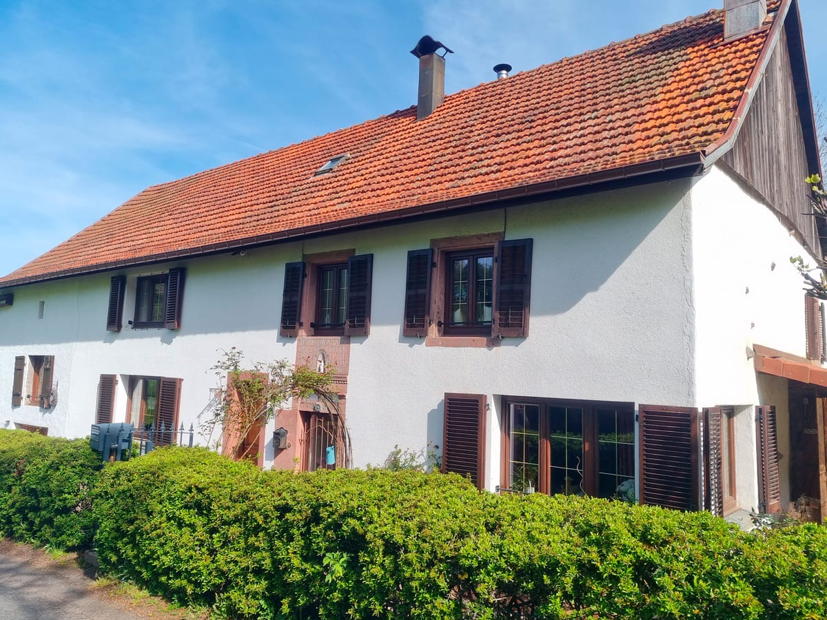 Maison de village à façade blanche avant travaux