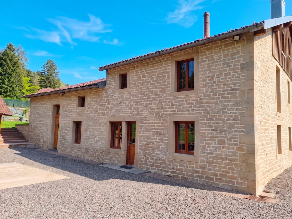 Maison de village en imitation pierre jointée après ravalement
