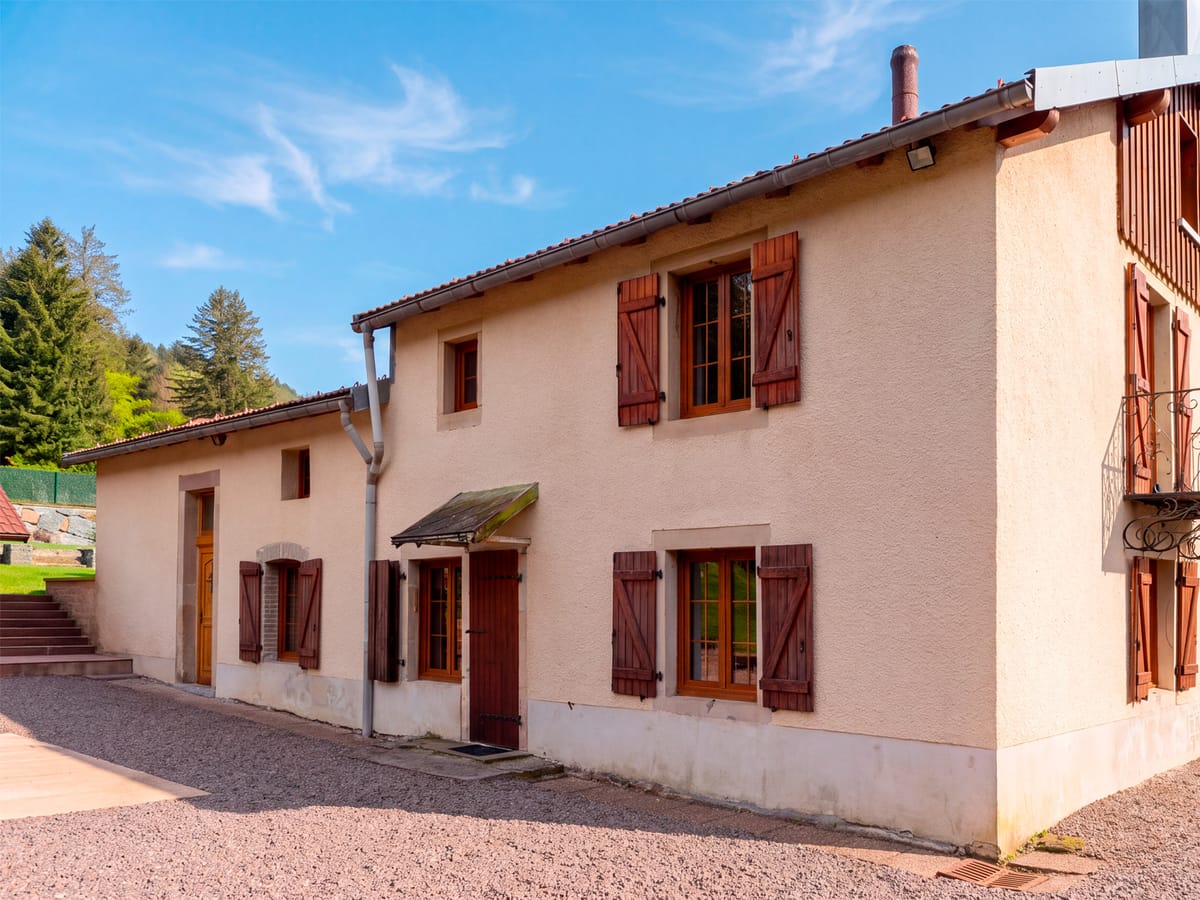 Maison de village à l’enduit beige avant ravalement