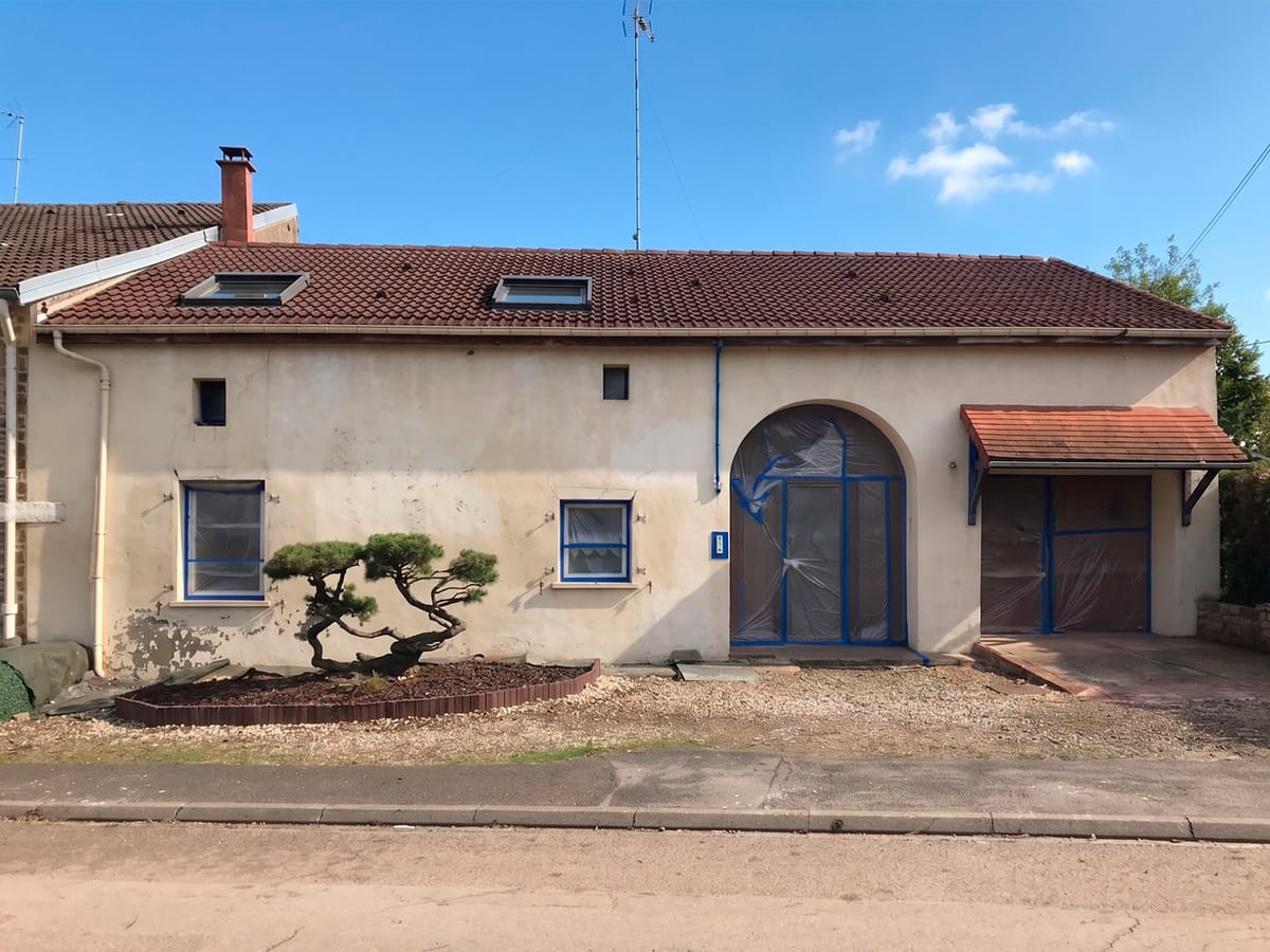Maison à l’enduit clair uniforme avant travaux