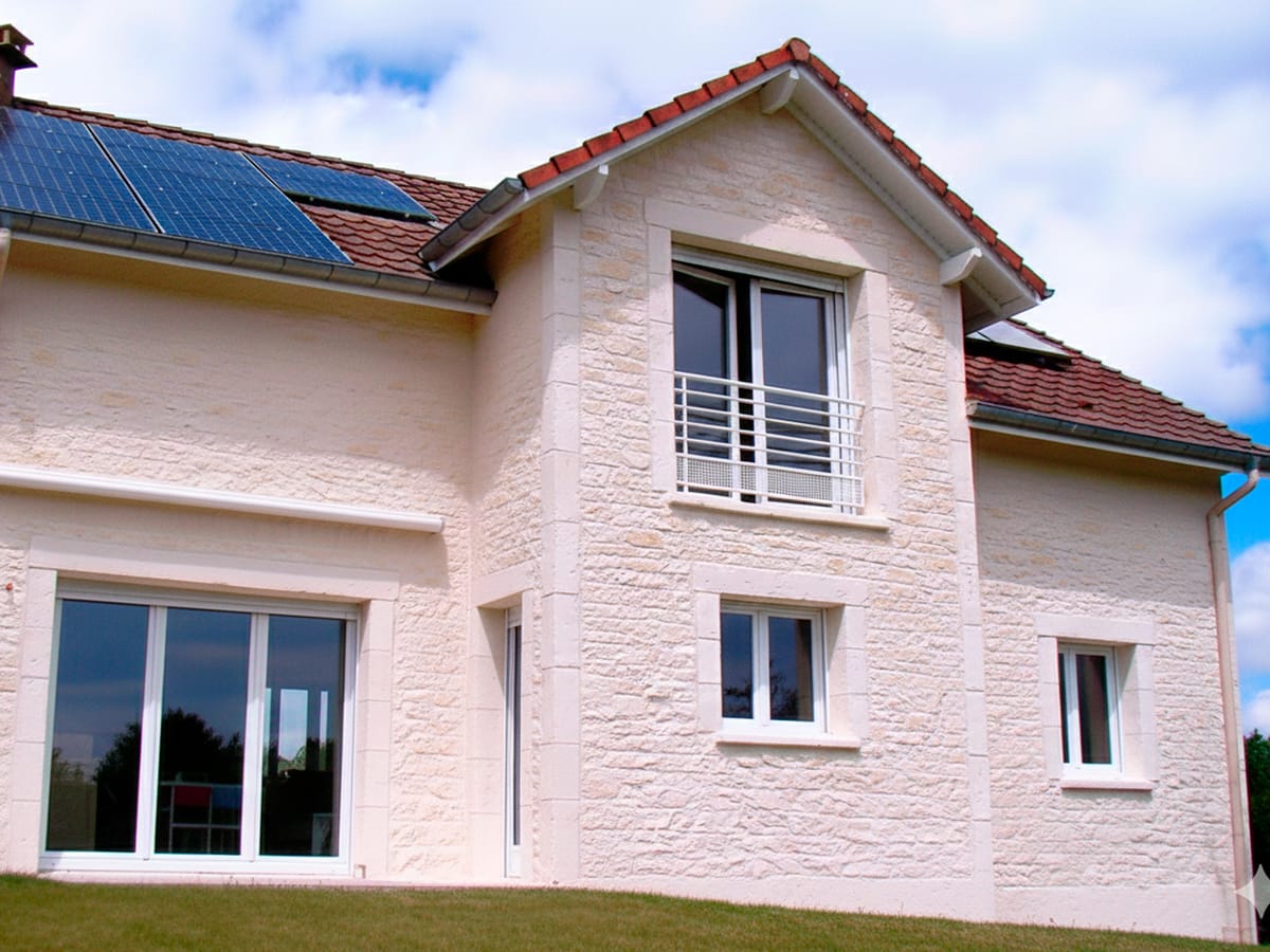 Maison contemporaine en imitation pierre jointée crème à joints fins