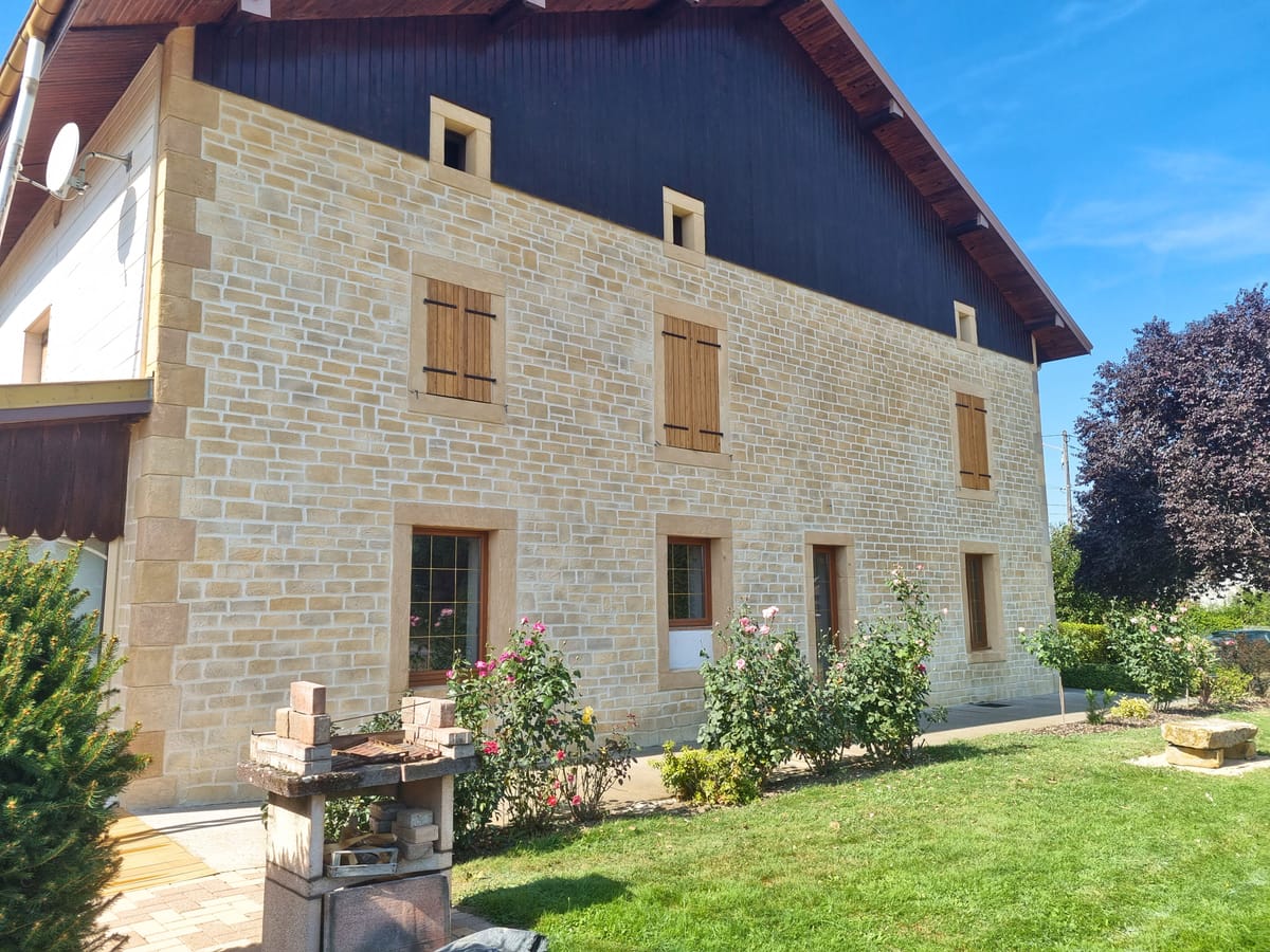 Longère entièrement habillée en imitation pierre jointée beige
