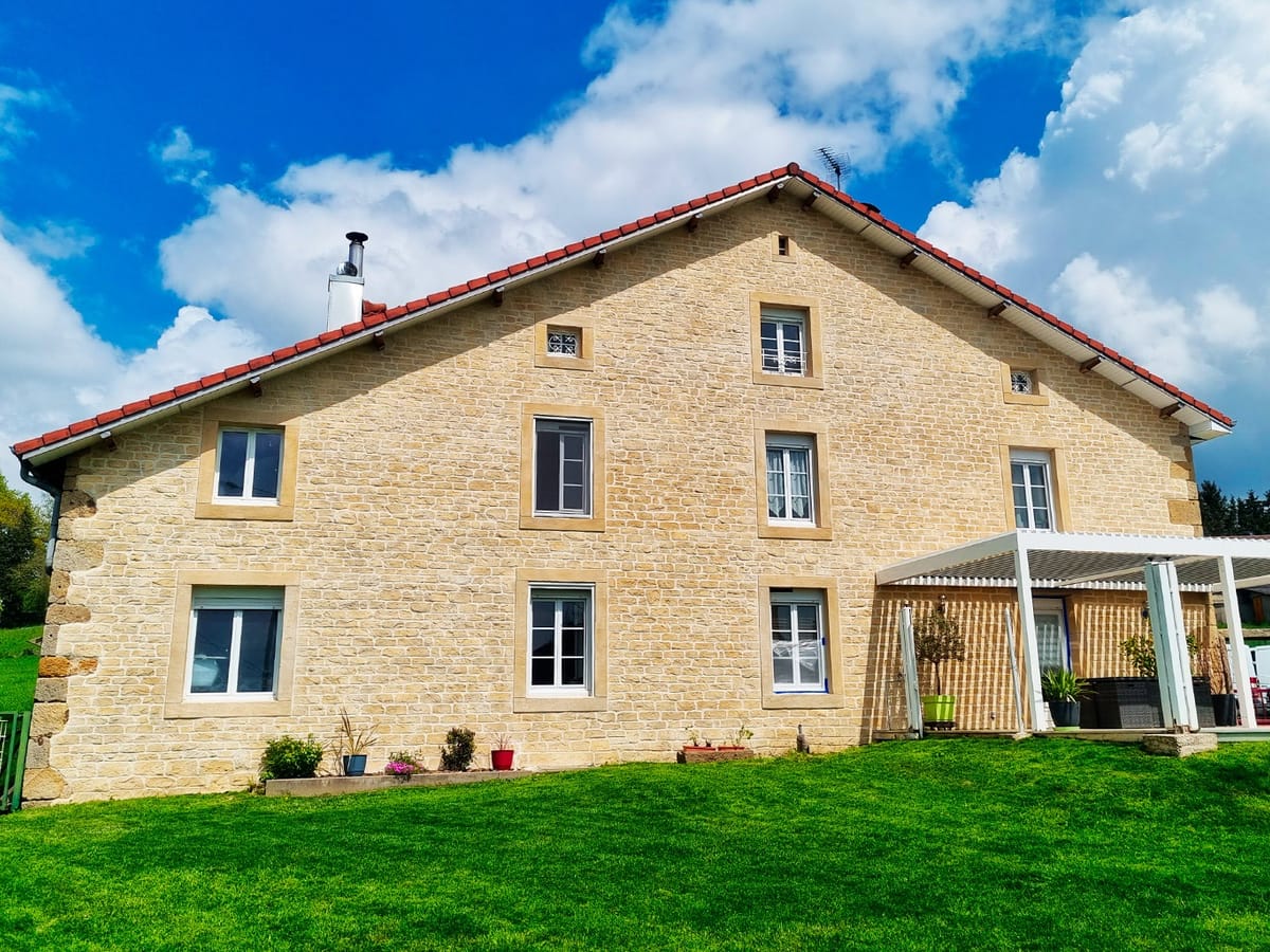 Grande ferme en imitation pierre jointée sur l’ensemble de la façade