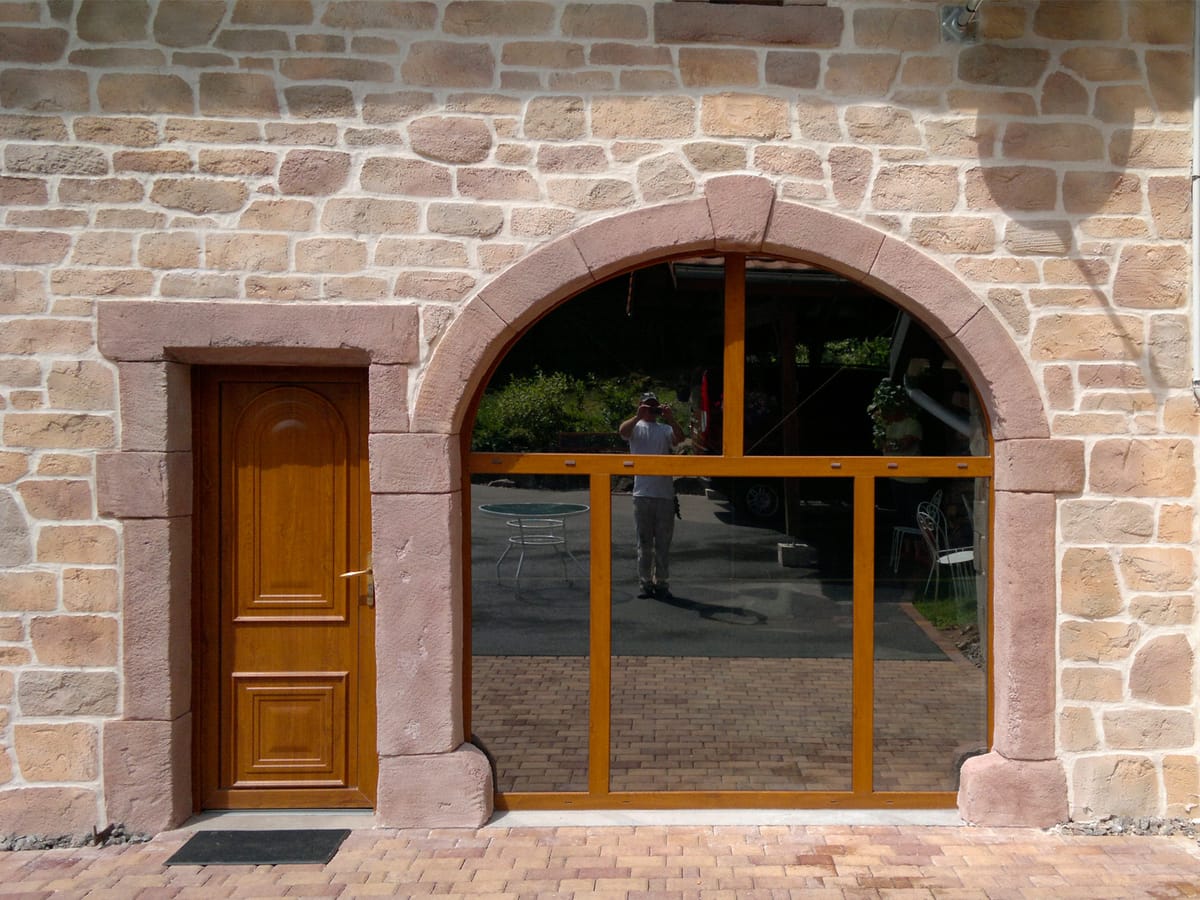 Porte d’entrée sous voûte en imitation grès des Vosges rose