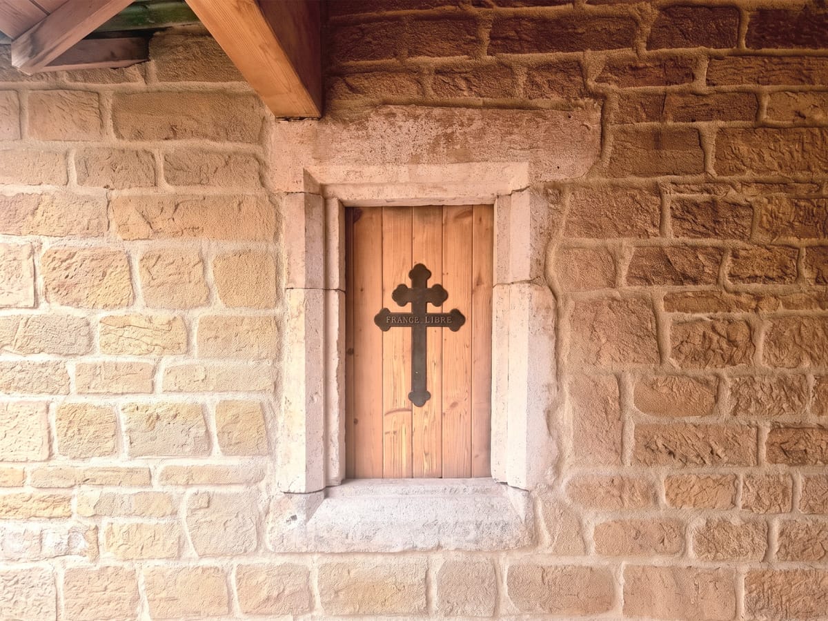 Imitation d’un vieil encadrement en pierre calcaire avec petite porte sculptée