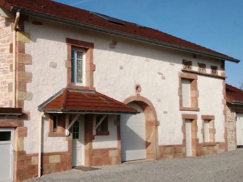 Encadrements en imitation pierre de taille et enduit à la chaux sur une façade des Vosges