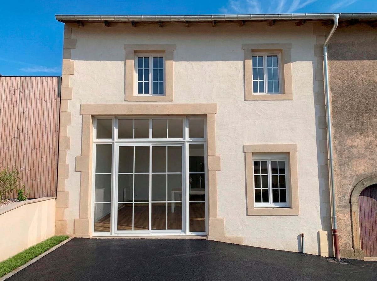 Façade après ravalement à Épinal - Imitation pierre de taille et enduit chaux