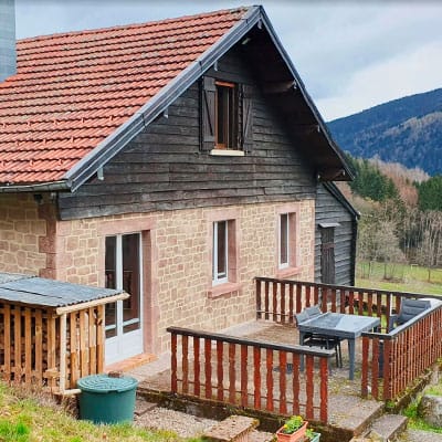 Ravalement de façade sur maison en grès des Vosges rose à Gérardmer